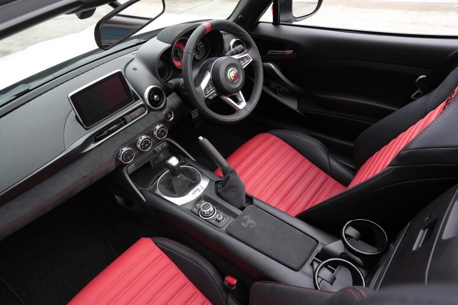 Интерьер Abarth 124 Spider (348) 2016 года  (JP) (фото 42 из 58)